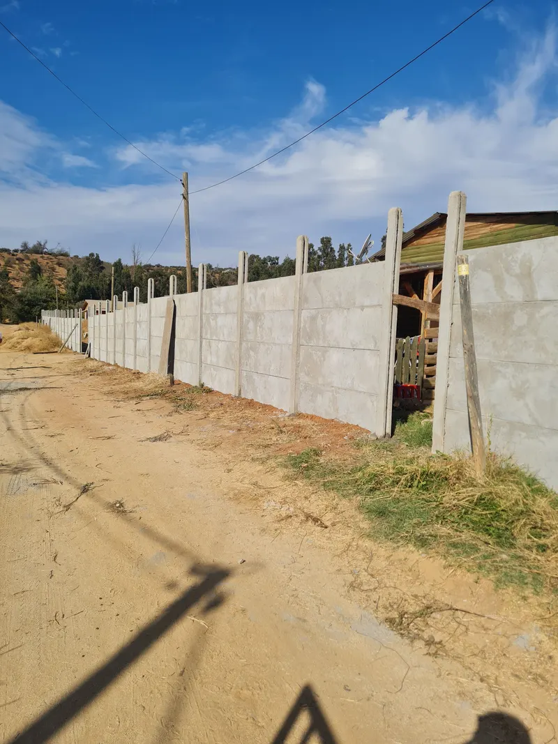 Instalación de pandereta lisa con pilares altos junto a un camino