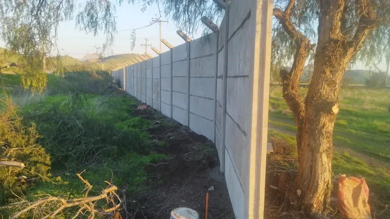 Pandereta lisa con pilares pasados en un terreno rural al atardecer