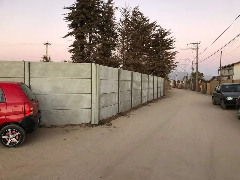 Pandereta lisa a lo largo de una calle