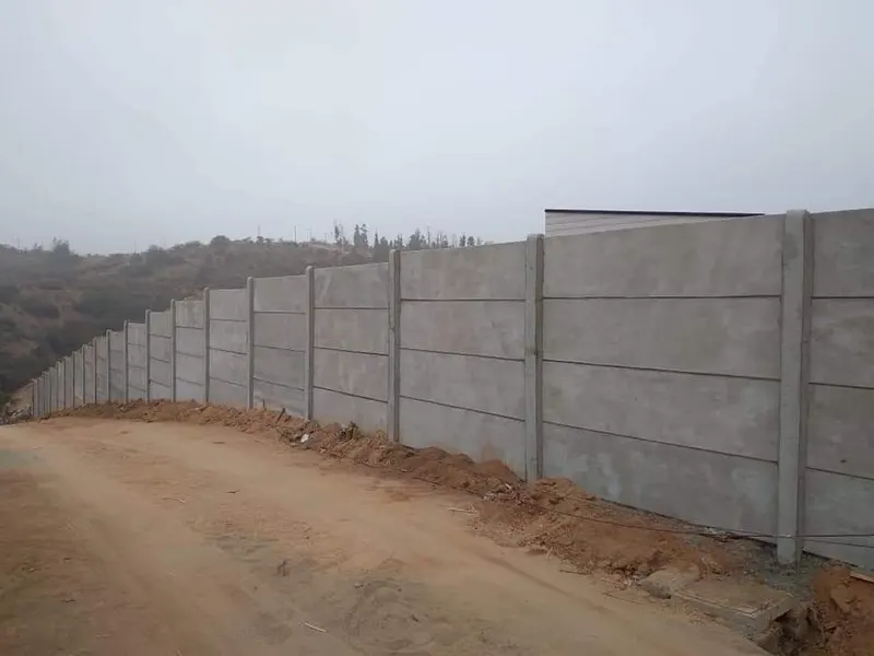 Cierre de pandereta lisa en una ladera con neblina